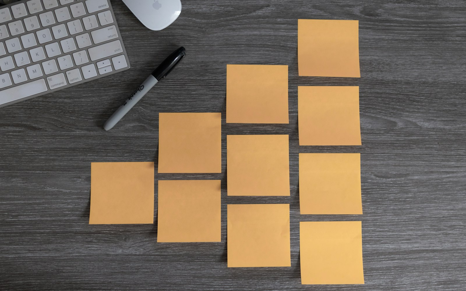 Mesa de trabajo con plan de medios, billetes y celular mostrando un Reel