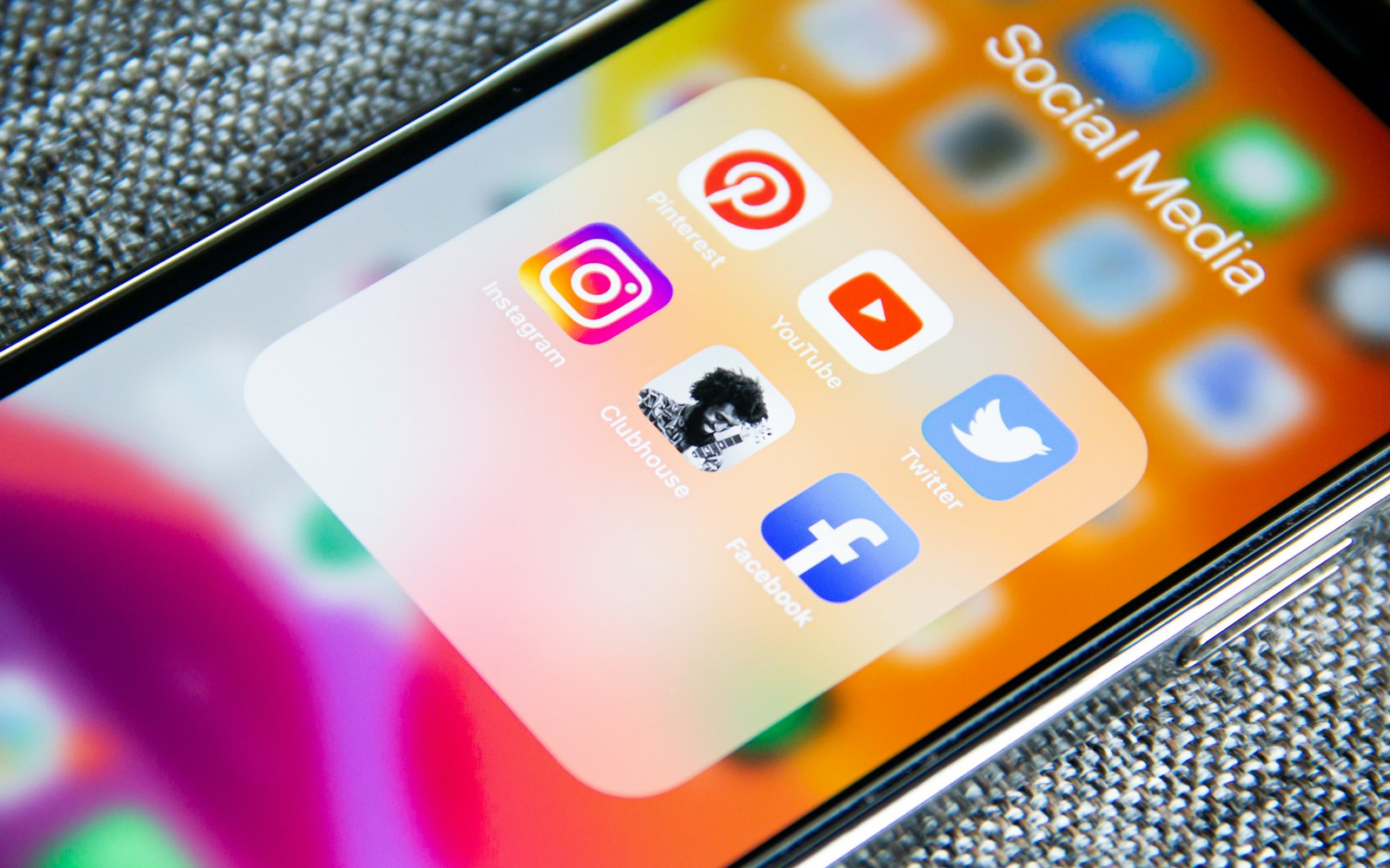 Tablero de métricas con curvas de engagement y datos de redes sociales